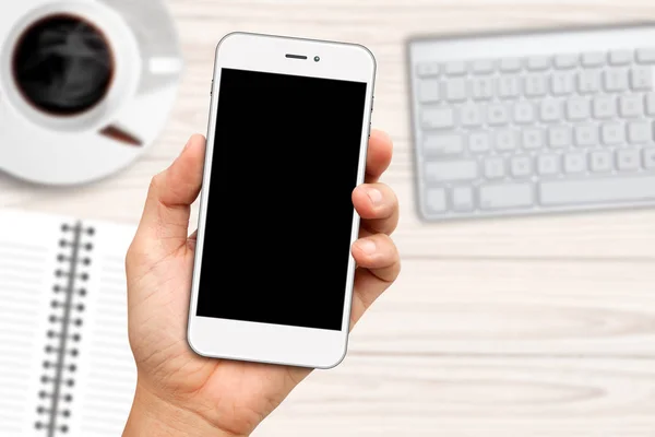 Крупным планом держит белый смартфон с чистым экраном — стоковое фото