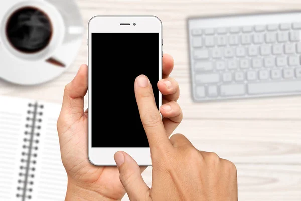 Рука держит и коснуться на белый смартфон с пустым — стоковое фото