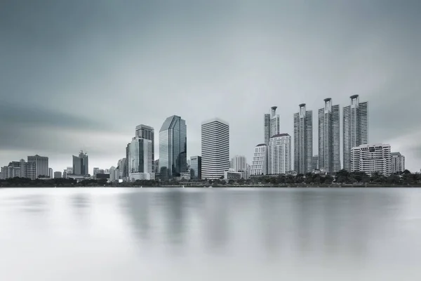 Modern byggnad skyskrapan panoramautsikt med lång exponering effekt — Stockfoto
