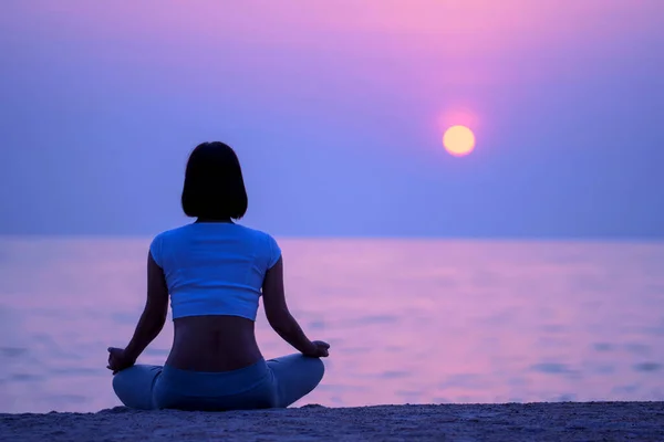 Mujer Embarazada Saludable Haciendo Yoga Playa —  Fotos de Stock