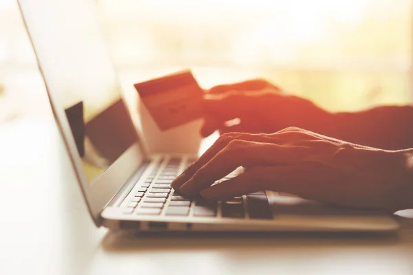 Online Shopping Concept Hand Holding Credit Card Using Laptop — Stock Photo, Image