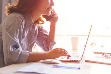 Ev konseptinde çalışmak, ev ofisinde çalışan genç kadınlar.