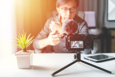 Sosyal medya etkileyicisi ve blog yazarı yeni Gadget hakkında bir video içeriği kaydediyor.