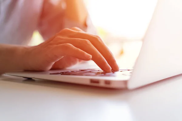 Cierre Manos Femeninas Escribiendo Teclado Portátil Moderno —  Fotos de Stock