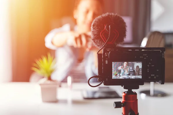 Sosyal medya etkisinde, güzel Asyalı kadınlar profesyonel bir güzellik blogcusu veya blog yazarı sosyal medyada paylaşmak için makyaj eğitimi alıyorlar