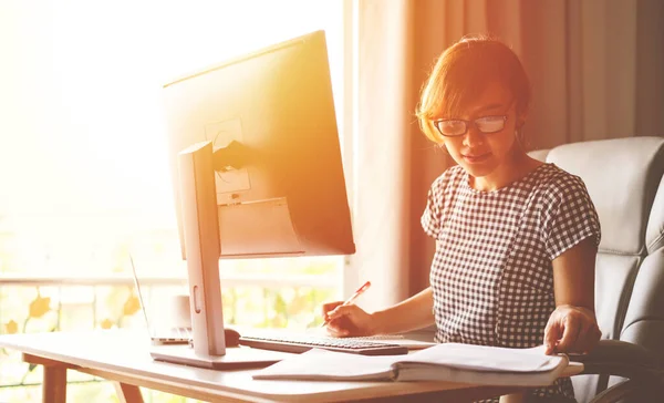 Wfh Work Home Concept Jonge Vrouwen Werkt Vanuit Huis Tijdens — Stockfoto