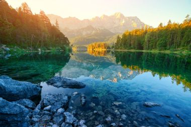 Dağ gölü Eibsee fantastik sunrise