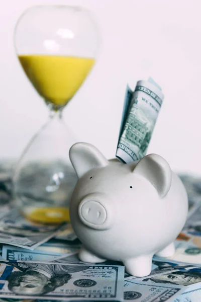 Piggy moneybox met dollar cash — Stockfoto