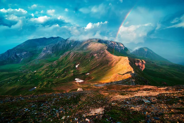 Geweldige regenboog op de top van Grossglockner pas — Stockfoto