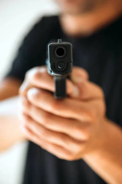 Homens com pistola de perto — Fotografia de Stock
