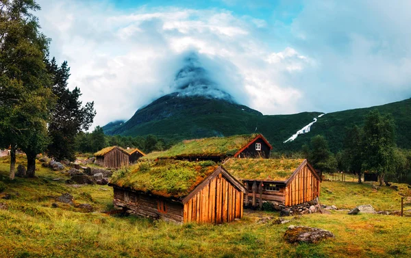 Norwegisches Gras Dach altes Haus — Stockfoto