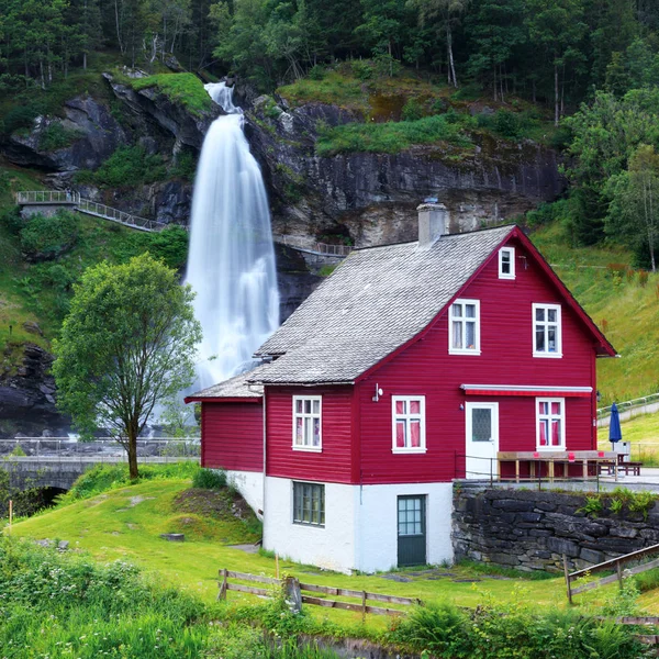 Piros ház közelében Steinsdalsfossen vízesés — Stock Fotó