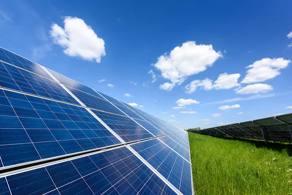 Pannello solare su sfondo cielo blu — Foto Stock