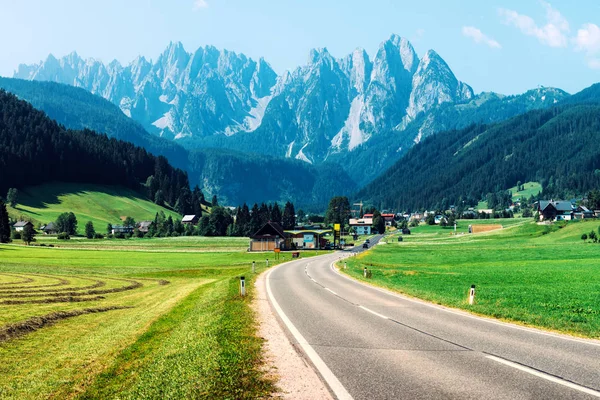 Autoroute dans le village de Gosau au jour ensoleillé — Photo