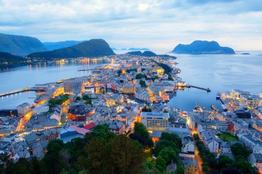 Alesund liman kasabasında renkli gün batımı