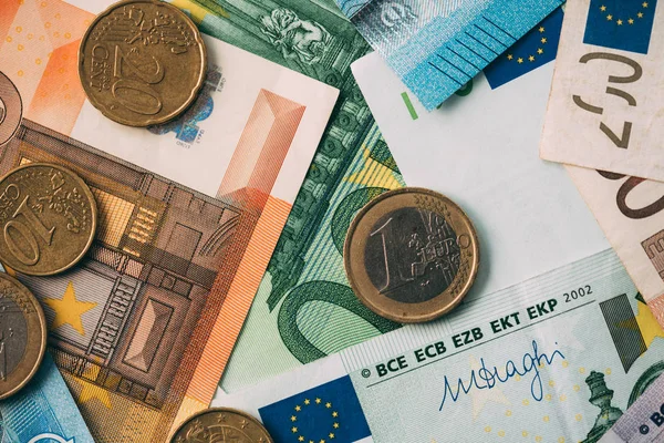 Monedas de euros en primer plano de pila de efectivo —  Fotos de Stock