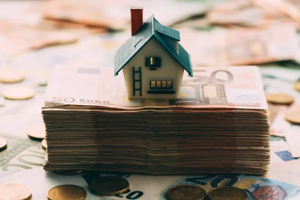 Huis model op cash stapel closeup — Stockfoto