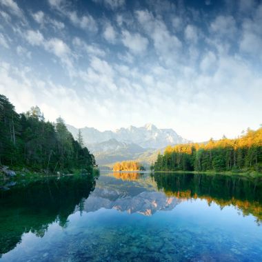 Dağ gölü Eibsee fantastik sunrise