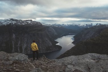 Yalnız turist Trolltunga kaya
