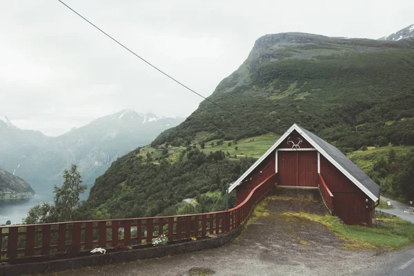 Garagem vermelha na aldeia norwegian Geiranger — Fotografia de Stock