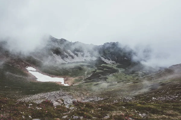 Blick auf die steinigen Hügel — Stockfoto