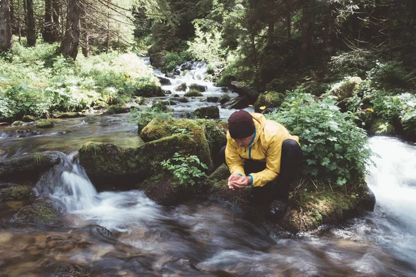 清流山から水を飲む男 — ストック写真