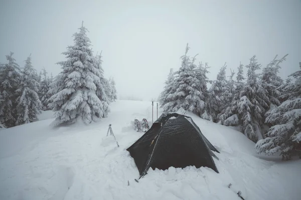 高山上的冰冻帐篷 — 图库照片