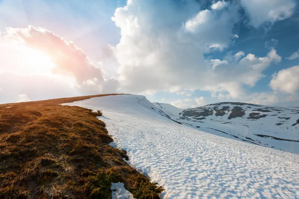 Fantastico paesaggio primaverile con montagna innevata — Foto Stock