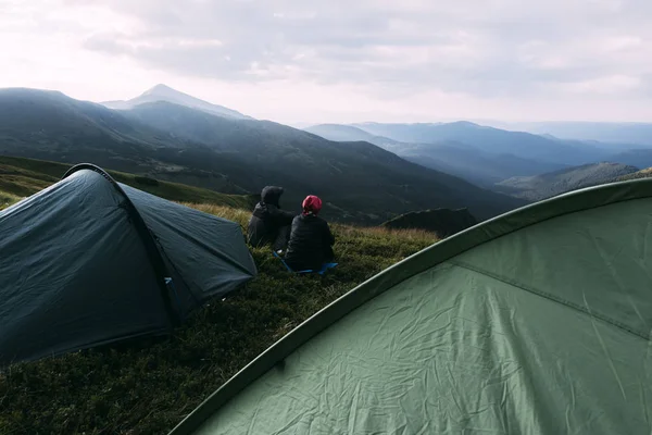 山のクローズ アップのテント近くカップル — ストック写真