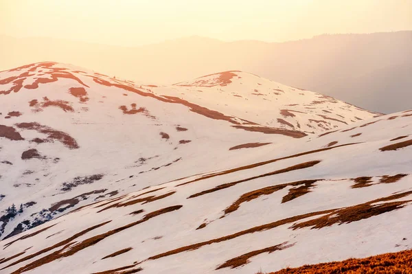 Fantastische lente landschap met sneeuw berg — Stockfoto