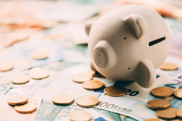 Piggy moneybox met euro contant geld — Stockfoto