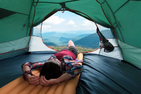 Girl lies in they tent — Stock Photo, Image