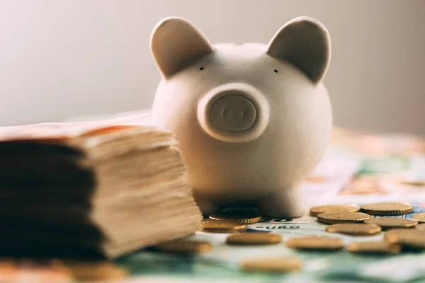 Piggy moneybox met euro contant geld — Stockfoto