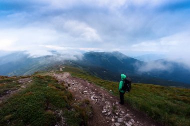 Yalnız turist uçurumun kenarına kalma