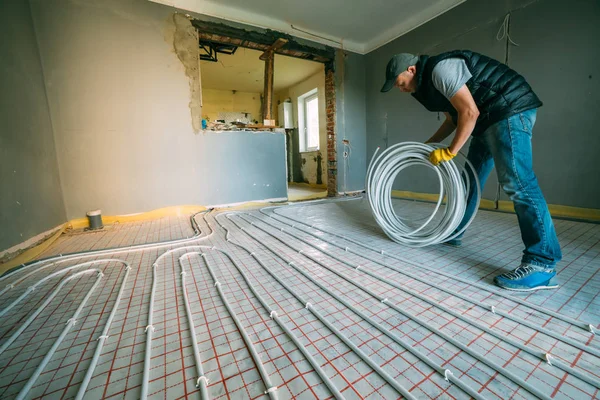 Pipefitter installing system of heating — Stock Photo, Image