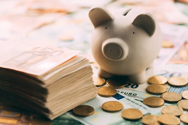 Caixa de dinheiro porquinho com dinheiro em euros — Fotografia de Stock