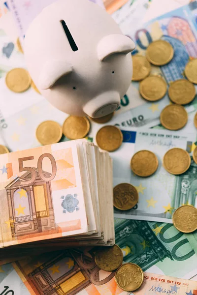 Γουρουνάκι moneybox με μετρητά ευρώ — Φωτογραφία Αρχείου
