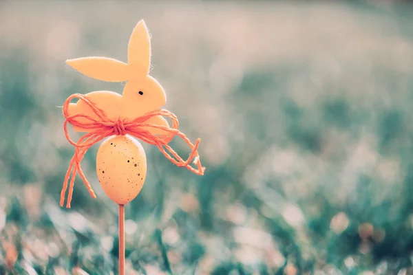 Concepto de fondo de Pascua con figura de conejo amarillo — Foto de Stock