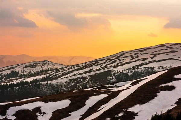 Fantastyczne wiosnę krajobraz góry snow — Zdjęcie stockowe