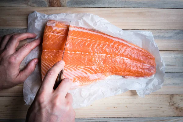 Филе лосося на белой бумаге крупным планом — стоковое фото