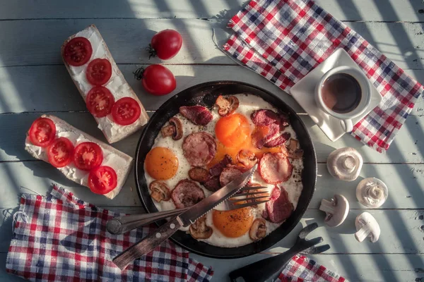 Sahanda yumurta ile lezzetli breakfast — Stok fotoğraf