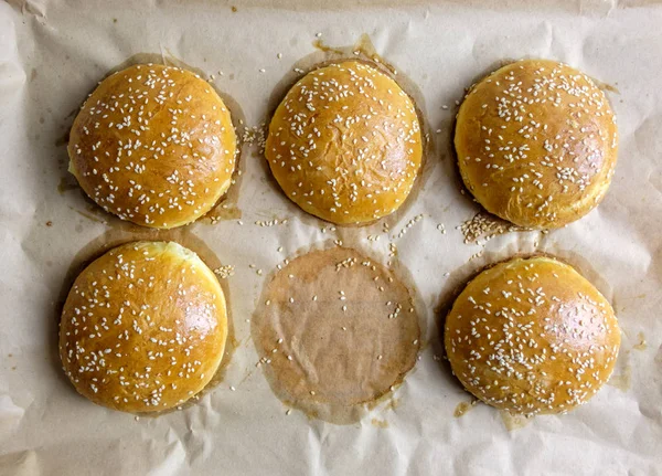 Házi készítésű burgeres zsemle pergamenen — Stock Fotó