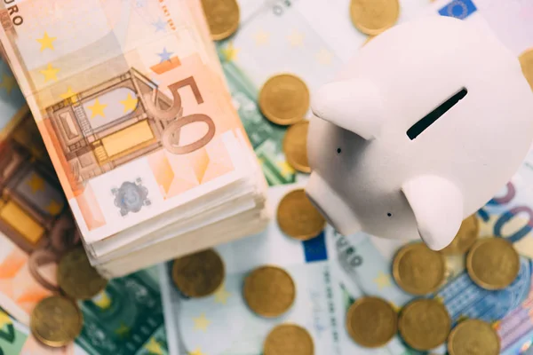 Caja de dinero de cerdito con efectivo en euros — Foto de Stock