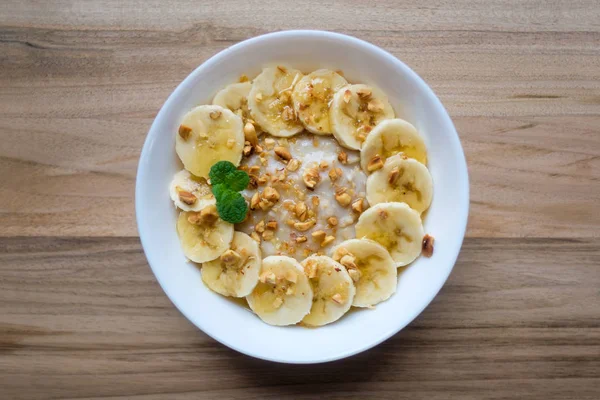 Haferflocken mit Banane, getrockneten Nüssen und Honig — Stockfoto
