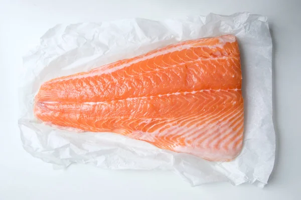 Filet van zalm vissen op Witboek closeup — Stockfoto