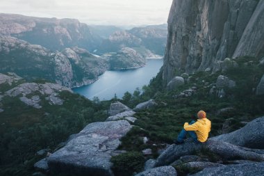 Preikestolen 'da puslu bir sabah