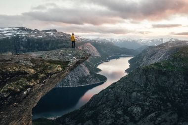 Trolltunga rock'ın nefes kesen manzarası