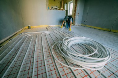 Boru tesisatçısı ısıtma sistemi kurulumu