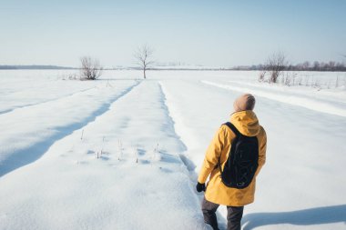Sarı ceketli Yalnız gezgin