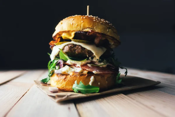 Appetizing cheeseburger on wooden table. — Stock Photo, Image